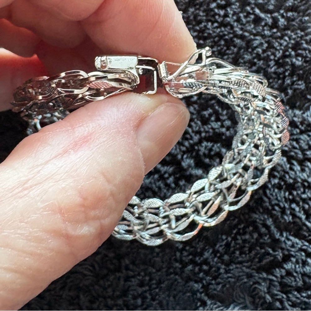 Sterling Silver (G2 Brand) Women's Bracelet. 
Brand new
Never worn.
15.3grams.